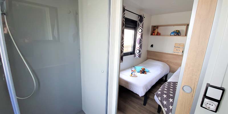 Douche et chambre pour enfant dans un mobil-home en Vendée à Saint-Hilaire
