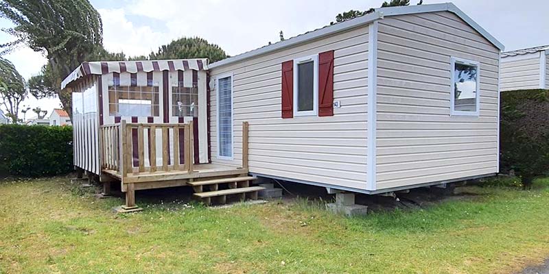 Stacaravan met halfoverdekt terras op het campingpark in Saint-Hilaire