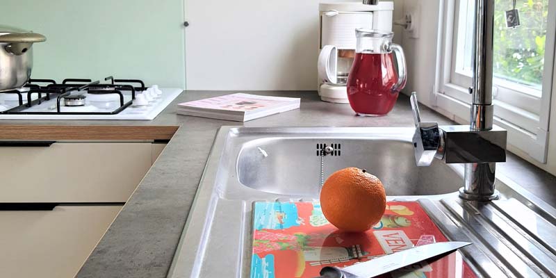 Spoelbak en gasfornuis in de keuken van een stacaravan in Saint-Hilaire