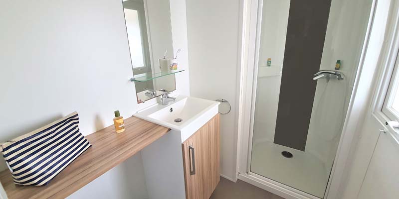 Shower and sink in a 6-person mobile home in Saint-Hilaire