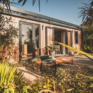 Façade d'un mobil-home avec salon de jardin au camping à Saint-Hilaire de Riez