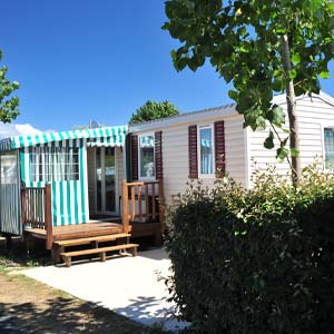 Mobile home with semi-covered terrace in the campsite park in Saint-Hilaire