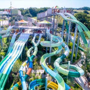 Luchtfoto van de waterglijbanen van het pretpark in de Vendée