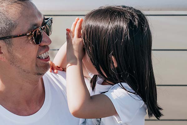 Père avec sa fille en vacances au camping à Saint-Hilaire de Riez