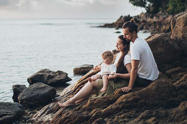 Famille assise sur les rochers sur le littoral proche du camping à Saint-Hilaire de Riez