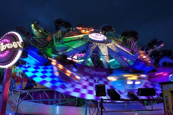 Vue nocturne d'une attraction de Beau Land Parc en Vendée