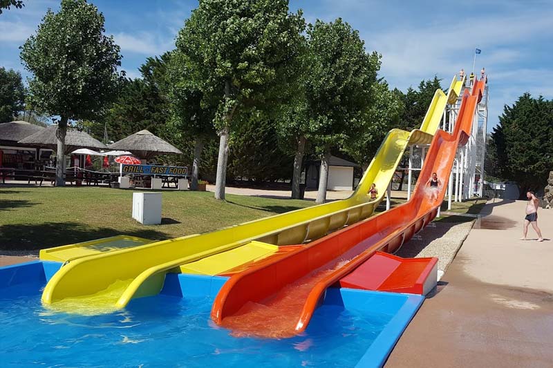 Aankomst van een waterglijbaan bij Atlantic Park in de Vendée