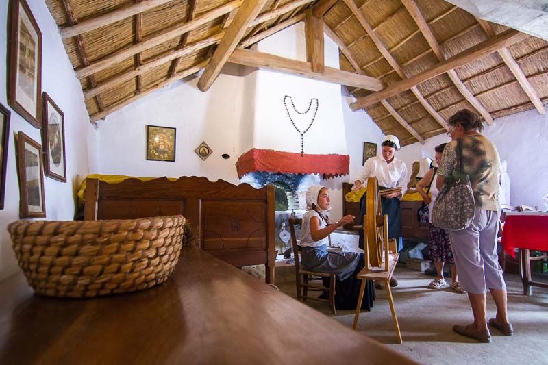 Intérieur de la bourrine traditionnelle avec charpente en bois