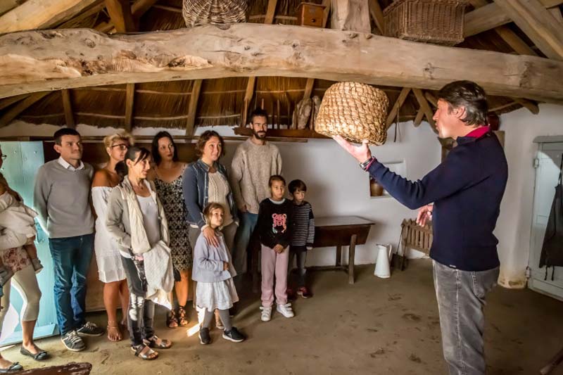 Visite guidée de la bourrine du Bois Juquad et son artisanat