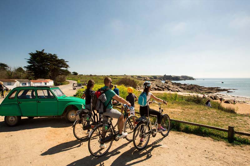 Vélos et deux-chevaux Citroën sur une plage en Vendée