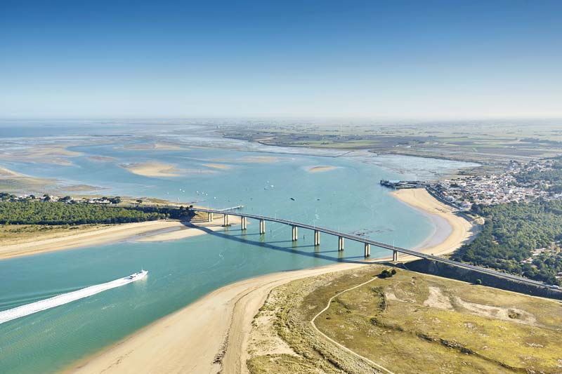 Luchtfoto van de brug die Noirmoutier verbindt met het vasteland in de Vendée