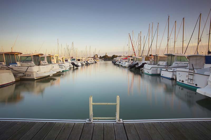 De jachthaven van Saint-Gilles Croix de Vie in de Vendée bij het vallen van de avond