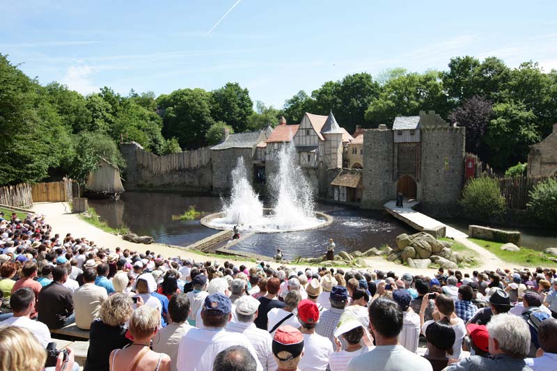 Spectacle chevaliers de la table ronde au château du Puy du Fou